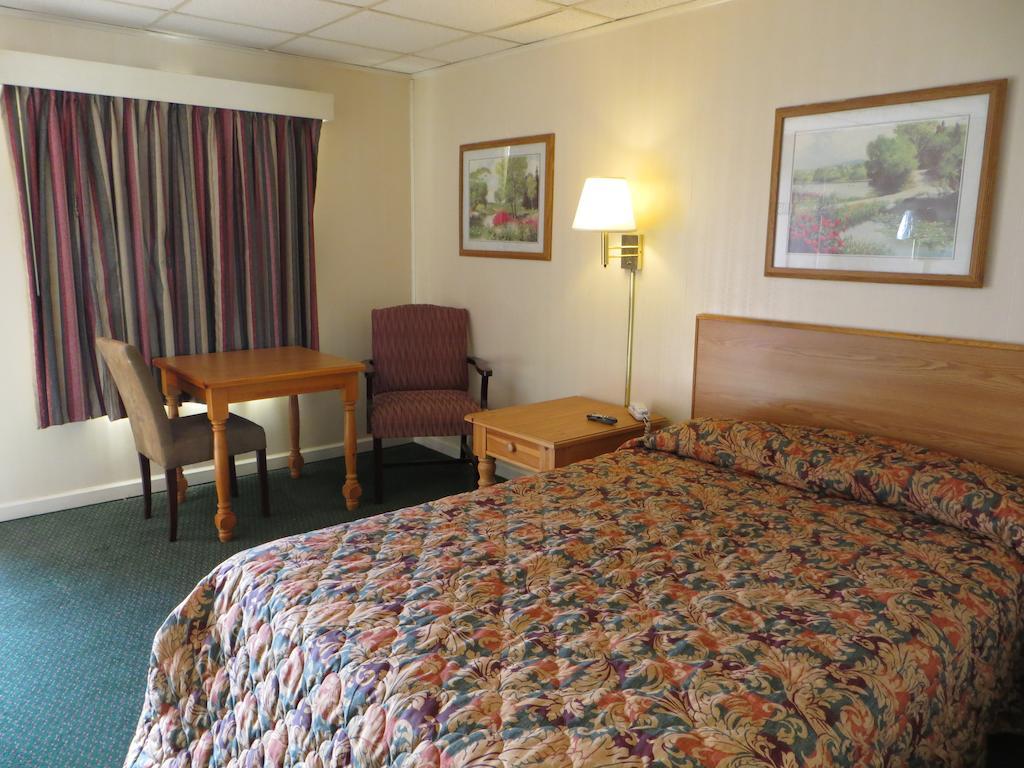 Pine Crest Motor Lodge Holly Springs Стая снимка